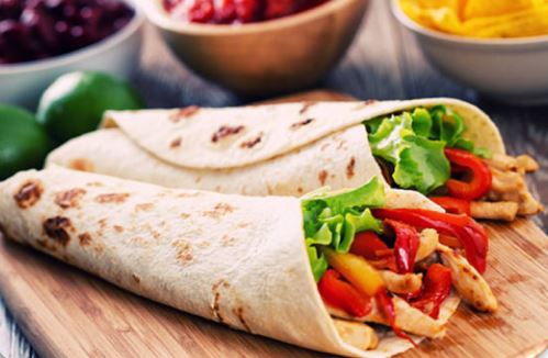 Fajitas de pollo, verduras y manzana