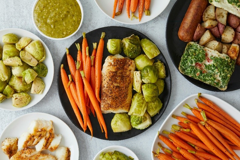 Pollo al romero con guarnición de coles de bruselas