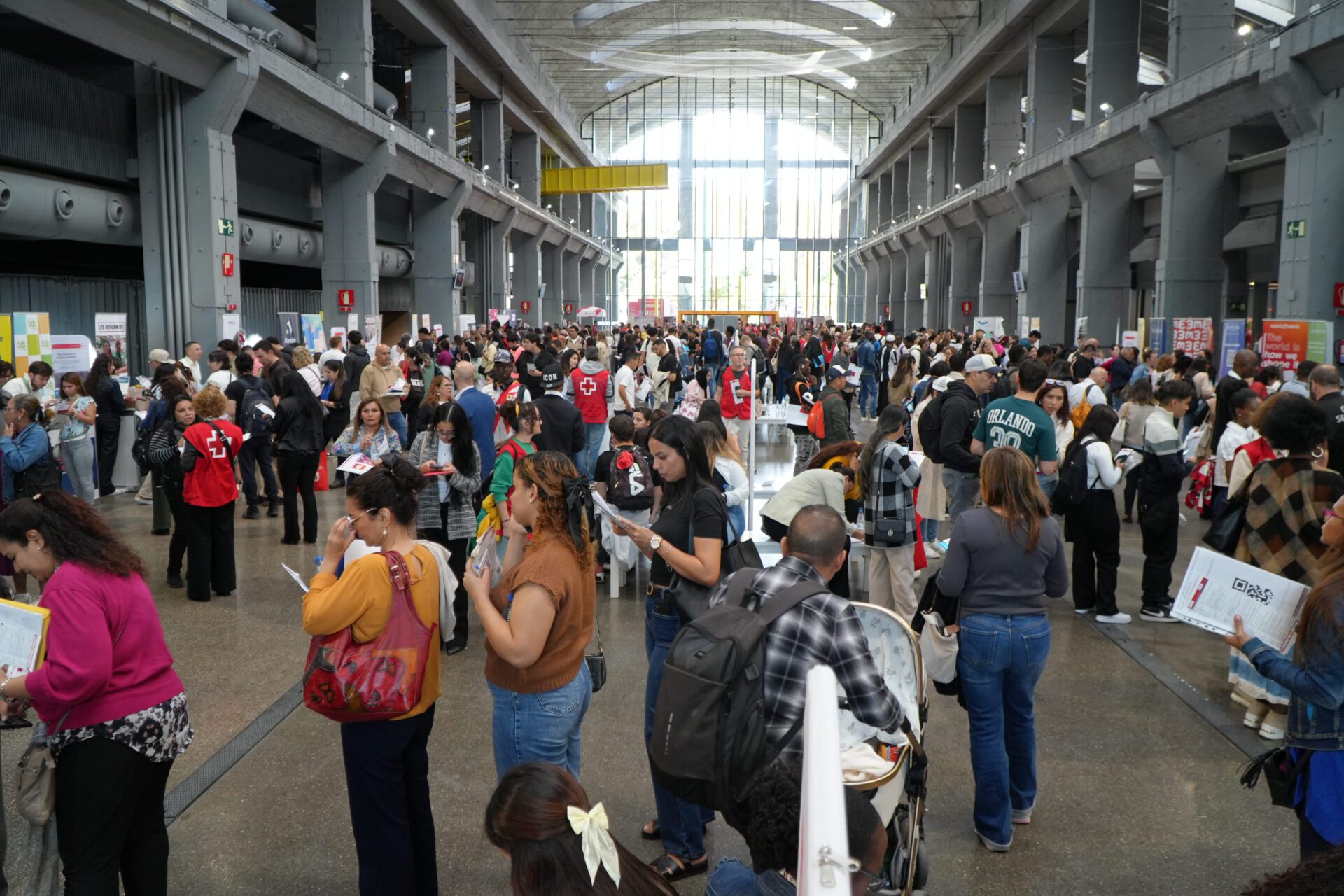 IX Feria de Empleo de Cruz Roja Madrid: Más de 1.000 personas se conectan con 70 empresas en La Nave de Villaverde