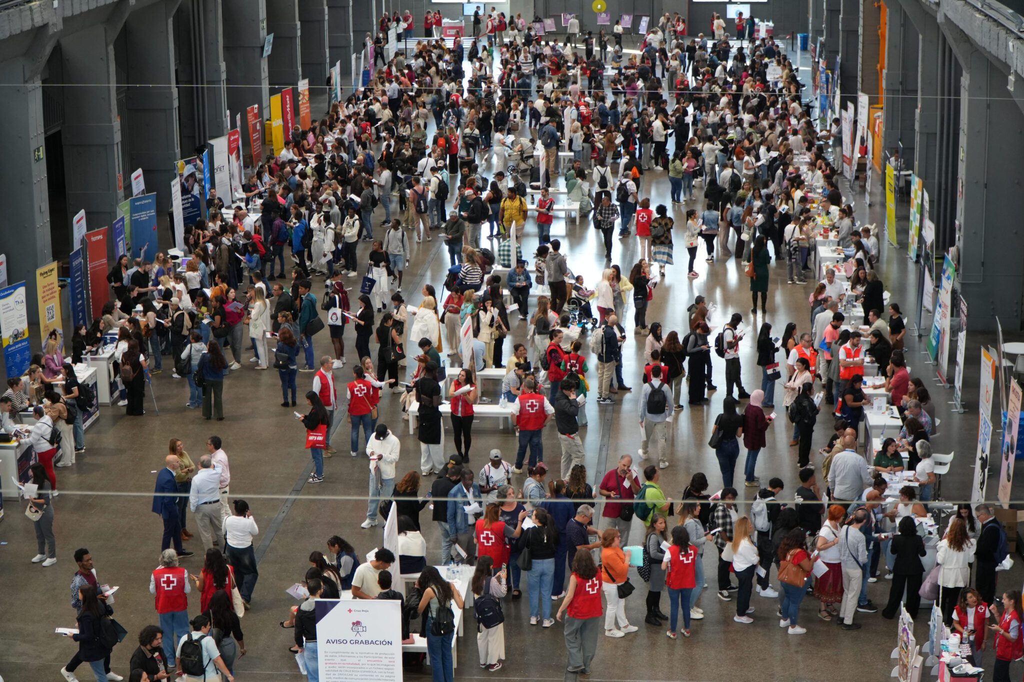 IX Feria de Empleo de Cruz Roja Madrid: Más de 1.000 personas se conectan con 70 empresas en La Nave de Villaverde