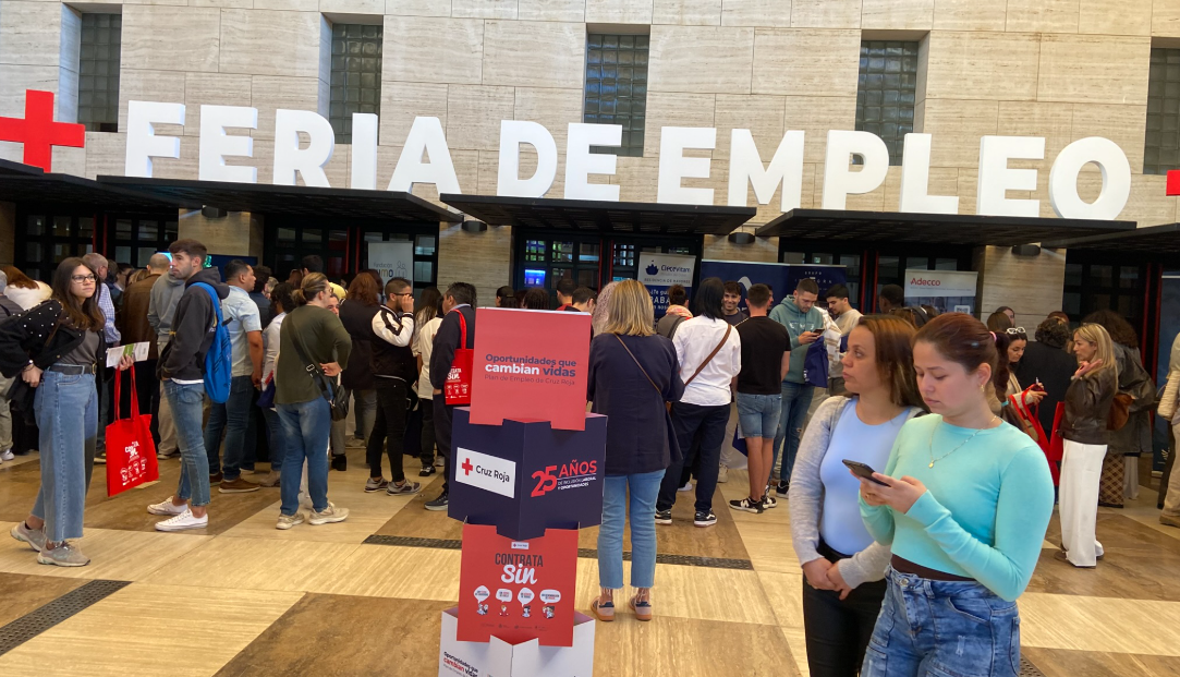 720 personas buscan mejorar su vida en la I Feria de Empleo de Cruz Roja en Huelva