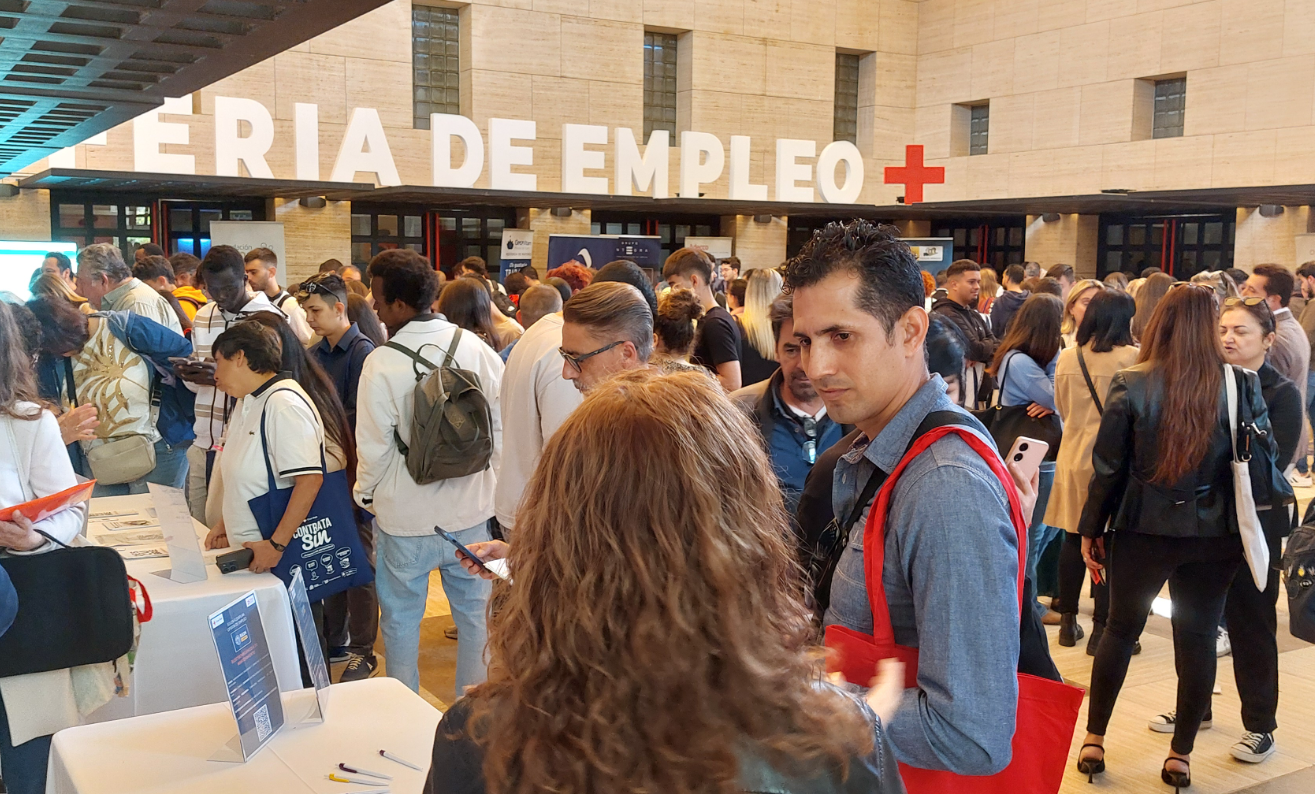720 personas buscan mejorar su vida en la I Feria de Empleo de Cruz Roja en Huelva