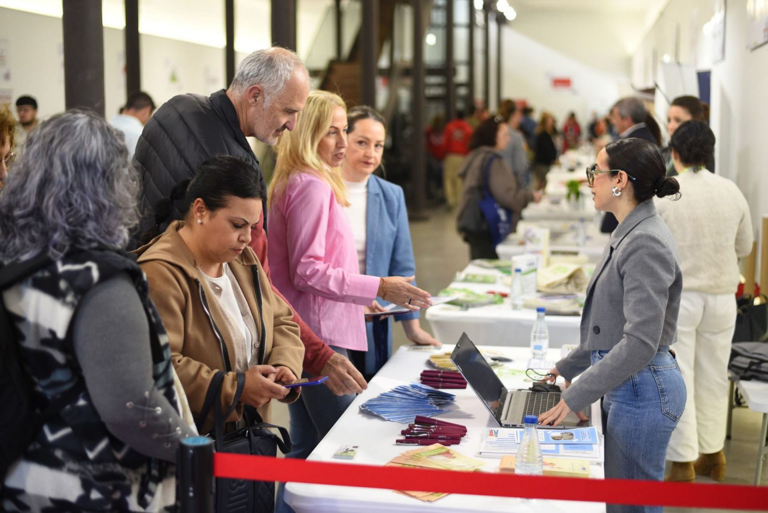 Éxito de la I Feria de Empleo de la Costa Tropical organizada por Cruz Roja