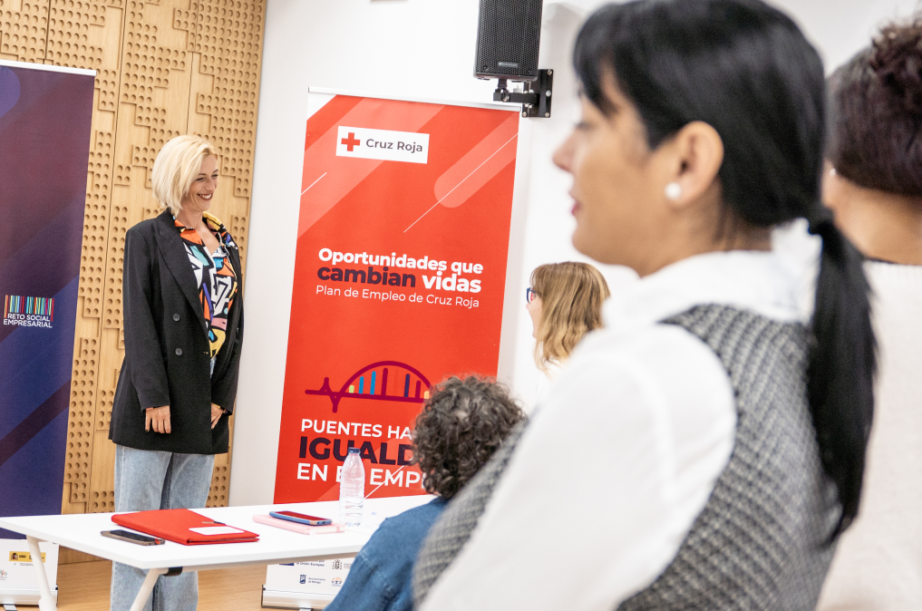 “Tecnología para reducir las brechas género en el acceso empleo: Cruz Roja vuelve a tender puentes hacia el empleo con un ITINERARIO VIRTUAL para mujeres”