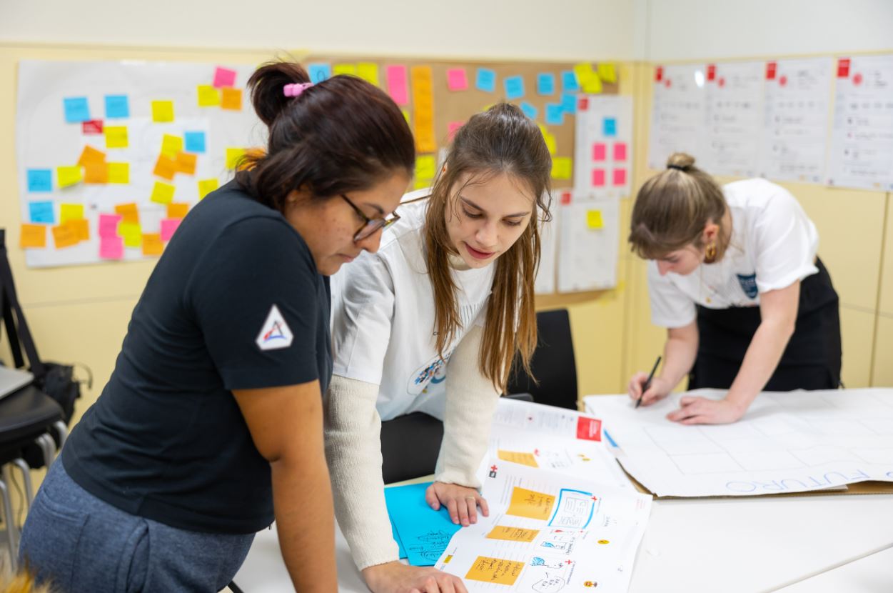 Experiencias y aprendizajes de tres años de trabajo con la participación de equipos de intervención sociolaboral, jóvenes, empresas y especialistas en empleo