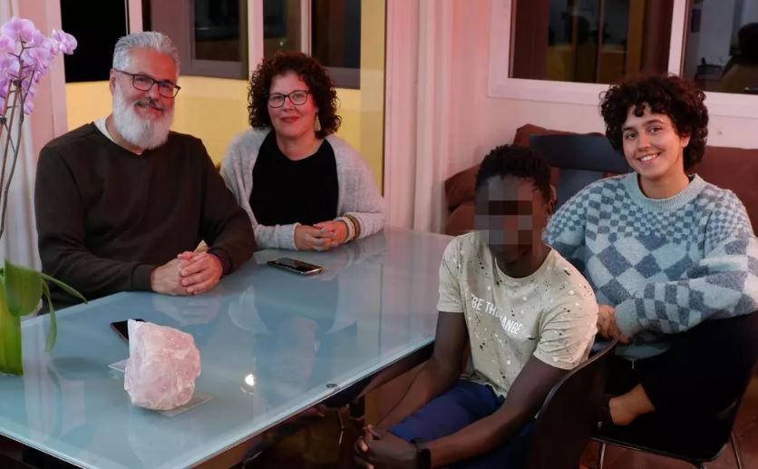 Un niño, un viaje en patera y dos familias en dos países