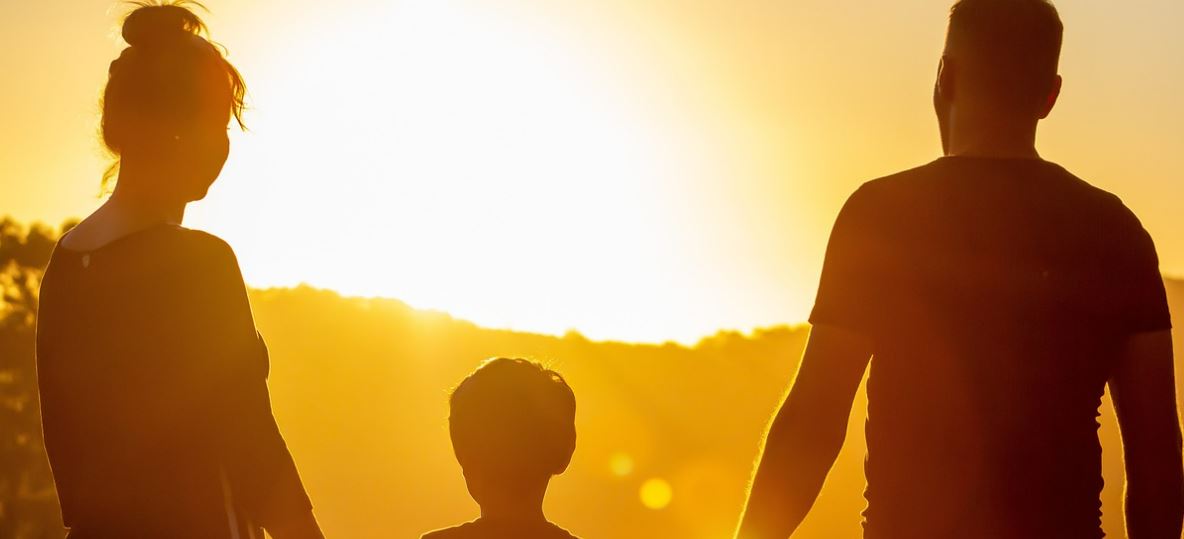 Una madre de acogida cuida de su hijo con amor incondicional