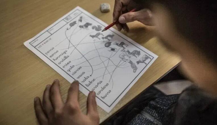 ¿Tenemos que dejar de llamar 'MENA' a los niños y adolescentes extranjeros que llegan solos a España?