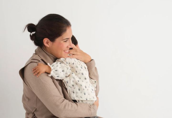 Madre de acogida de seis bebés en dos años: «Todos los niños tutelados llegan con una gran mochila a sus espaldas»
