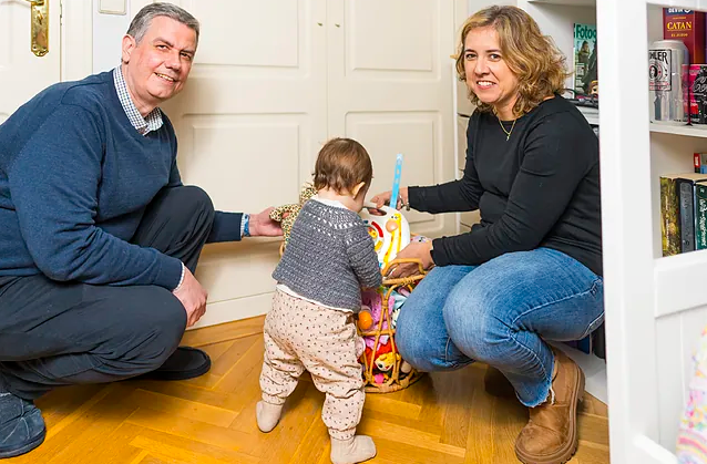 La familia de récord que ha acogido de urgencia a 14 bebés en 9 años: 