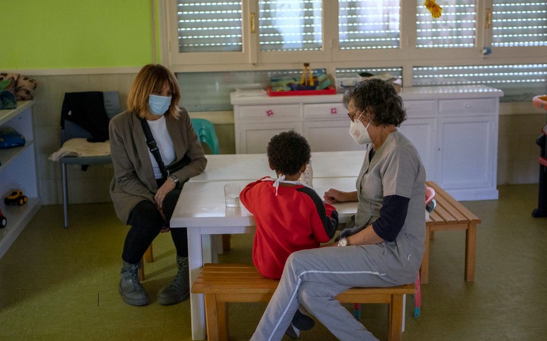 El Gobierno y las comunidades acuerdan que para 2026 ningún niño tutelado menor de seis años viva en centros