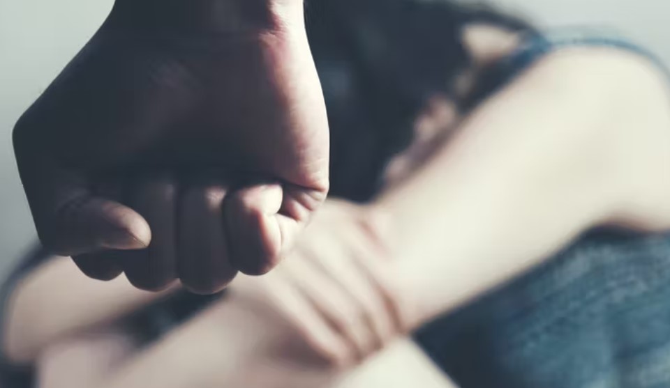 Cómo prevenir la violencia en las parejas adolescentes