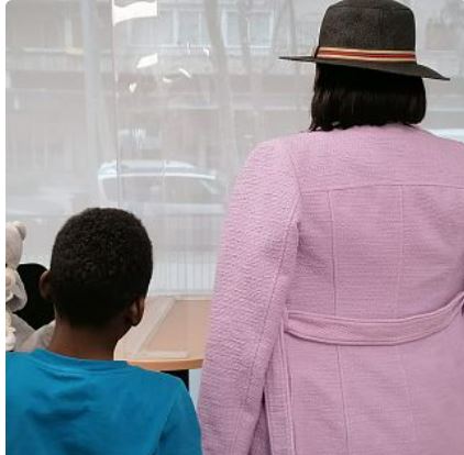 En España, cerca de 16.000 menores tutelados viven en centros de la administración esperando ser acogidos.