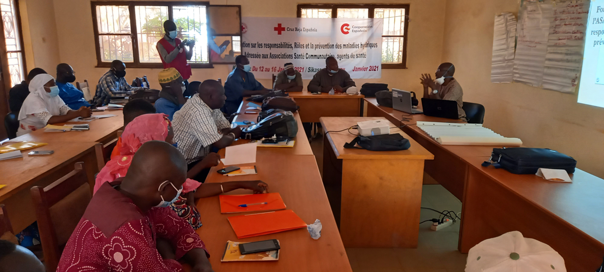 Cruz Roja Española junto con Cruz Roja Maliense realizan formaciones para el personal sanitario de la región de Sikasso, Mali.