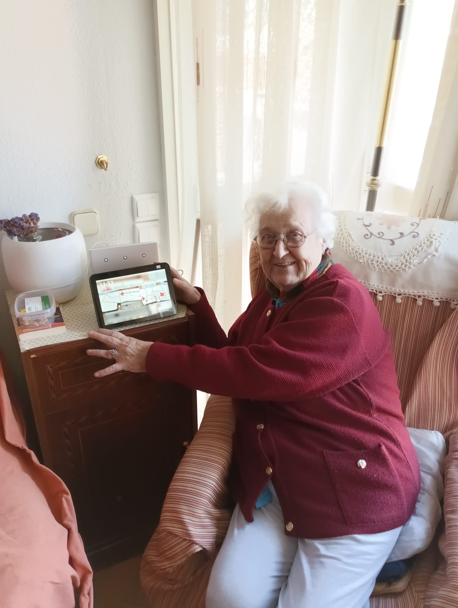 Cruz Roja, gracias a la colaboración con la Fundación Amancio Ortega, amplía a todo el territorio nacional un innovador programa que aúna tecnología humanitaria y voluntariado para mejorar la autonomía y reducir la soledad no deseada de las personas mayores