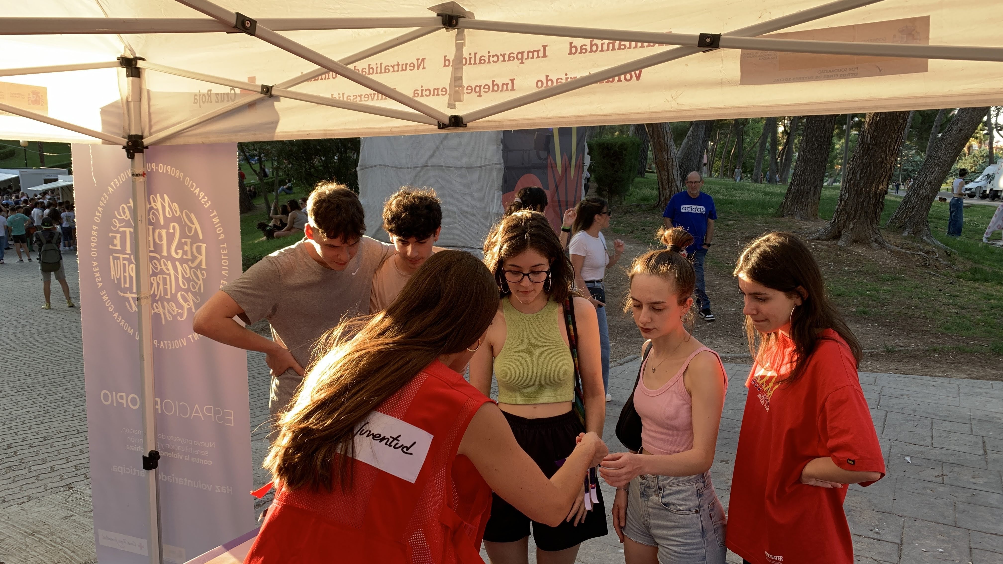 Cruz Roja promueve un verano seguro para las personas jóvenes con campañas de salud sexual, consumo de sustancias y puntos violetas