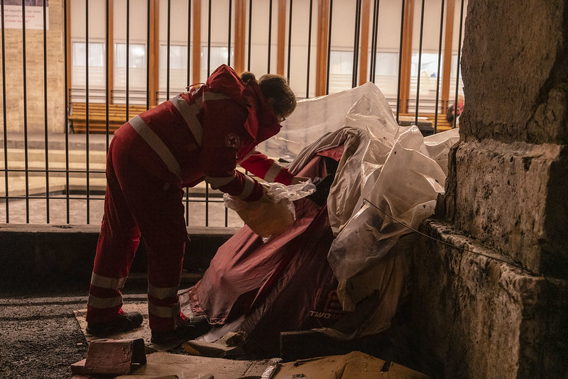 Cruz Roja amplía a 88 sus unidades móviles de emergencia social para mejorar su atención a las personas sin hogar