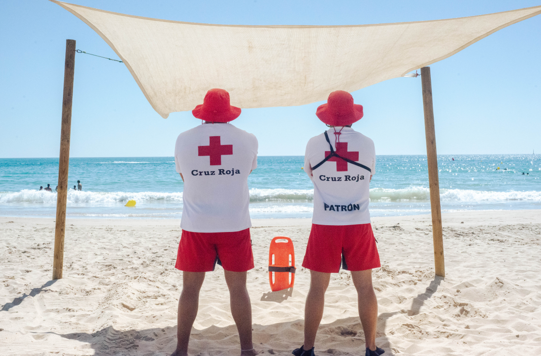 Las acciones preventivas de Cruz Roja en playas permiten recortar en un 18% el número de personas que necesitaron ser rescatadas este verano