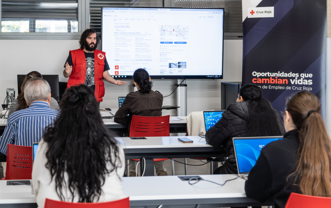 Cruz Roja revela que casi la mitad de las personas en búsqueda de empleo ha sufrido ‘edadismo laboral’, una discriminación invisible que lastra la economía y la salud mental