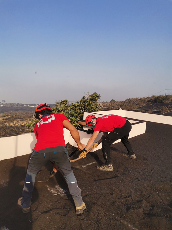 Cruz Roja ya está repartiendo los 3.3 millones de euros donados a La Palma entre las personas afectadas