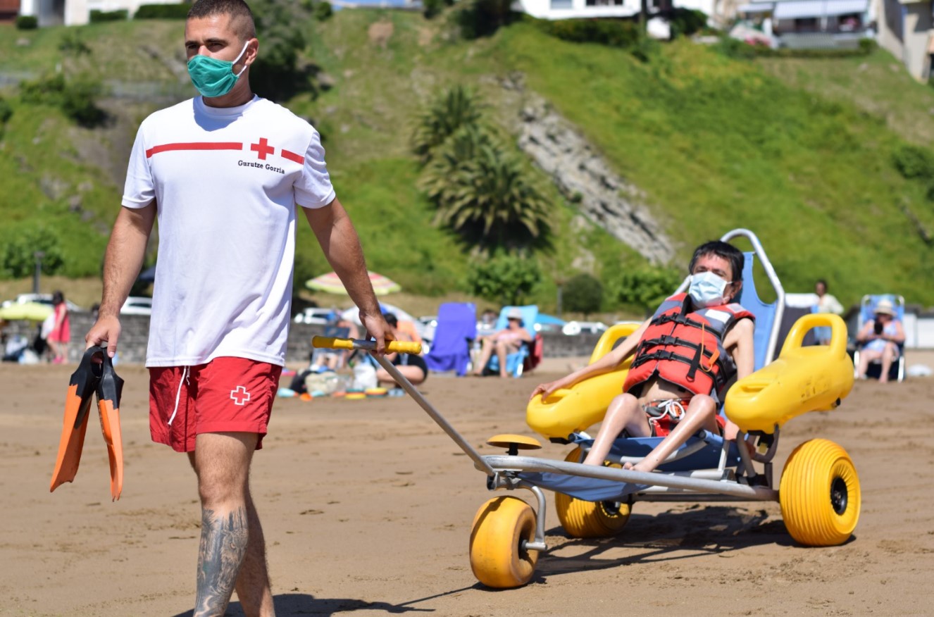 Cruz Roja brinda el servicio de Baño Asistido en unas 50 playas del litoral español