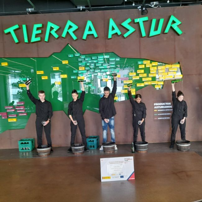 El oficio de escanciar sidra, una oportunidad para jóvenes