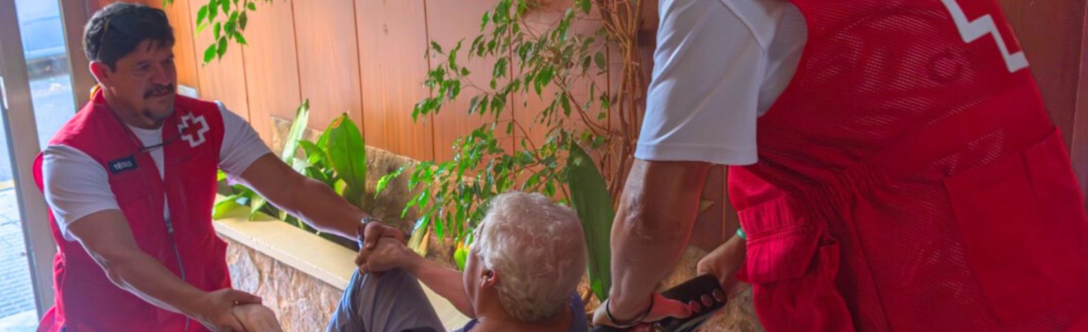 Unos escalones, una barrera para que muchas personas puedan bajar a la calle