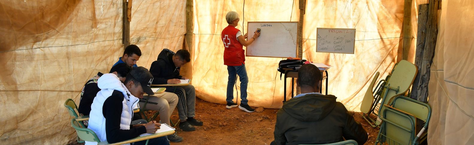 Una escuela hecha con palés y plásticos puesta en pie por los propios alumnos