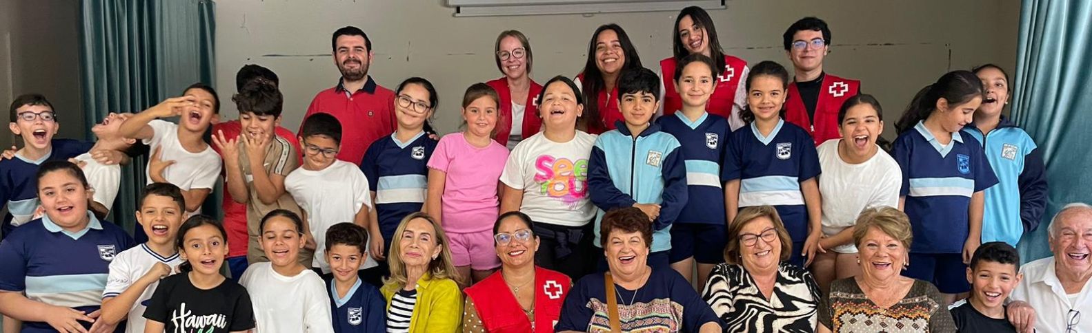 Una máquina de coser y una videoconsola: dos generaciones con mucho que compartir