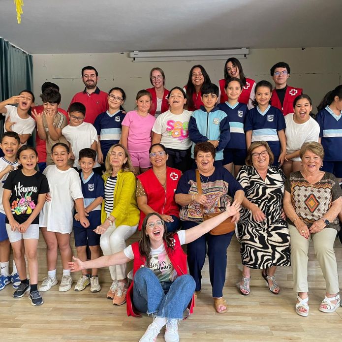 Una máquina de coser y una videoconsola: dos generaciones con mucho que compartir